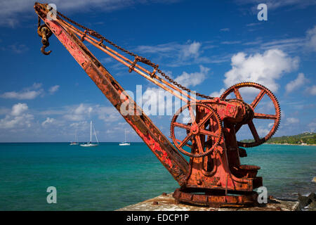 Vecchio arrugginito gru in barca lungo la costa e a Frederiksted, St Croix, Isole Vergini americane, West Indies Foto Stock