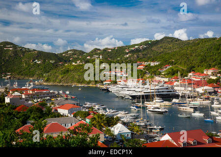 Barche affollano la marina in Gustavia, St Barths, French West Indies Foto Stock