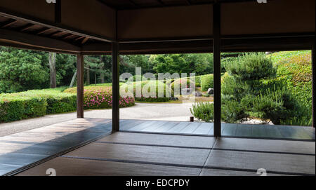 Jiko-in tempio zen, Nara, Giappone. La 17c giardino di ghiaia bianca e agganciata azalee intorno a shoin (reception hall) Foto Stock