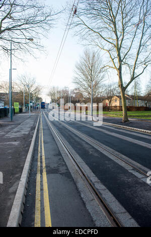 Il tram funziona in Clifton, Nottingham England Regno Unito Foto Stock