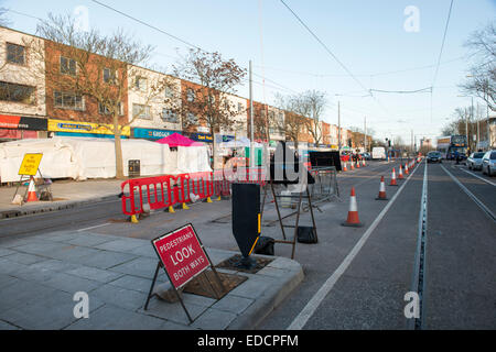 Il tram funziona in Clifton, Nottingham England Regno Unito Foto Stock