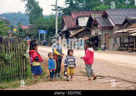 Gruppo Lao bambini nel villaggio rurale di Luang Namtha provincia nord del Laos Foto Stock