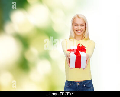 Ragazza sorridente con confezione regalo Foto Stock