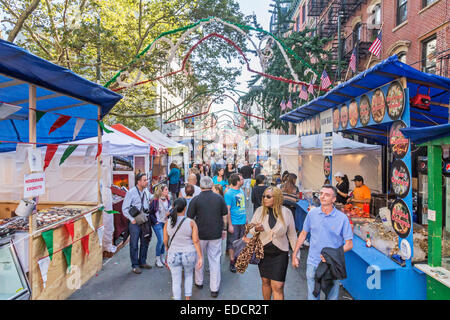 Turisti e visitatori godendo il San Gennaro Festival di Little Italy, Manhattan, New York City. Foto Stock