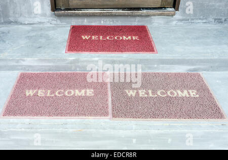 Vecchio zerbino di benvenuto sul gradino della guest house. Foto Stock