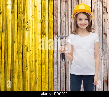 Sorridente bambina nel casco di protezione Foto Stock