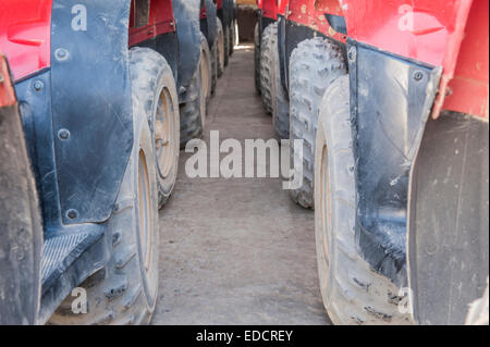 Abstract closeup dettaglio dei pneumatici su Quad Bike ATV in una riga Foto Stock