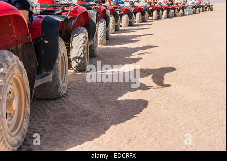 Abstract closeup dettaglio dei pneumatici su Quad Bike ATV in una riga Foto Stock