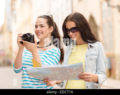 Sorridente ragazze adolescenti con mappa Foto Stock