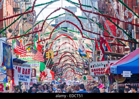 Turisti e visitatori godendo il San Gennaro Festival di Little Italy, Manhattan, New York City. Foto Stock