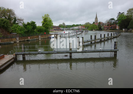 Marlow (storicamente grande Marlow o Chipping Marlow) è una città andcivil parrocchia entro Wycombe distretto a sud Buckinghamshire Foto Stock