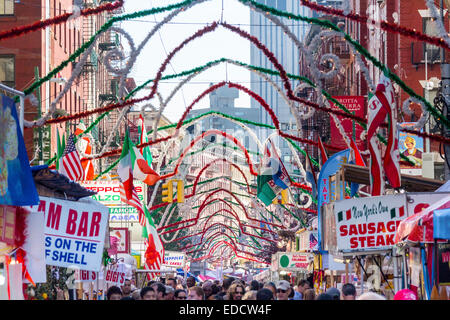 Turisti e visitatori godendo il San Gennaro Festival di Little Italy, Manhattan, New York City. Foto Stock