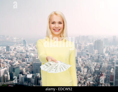 Ragazza sorridente con il dollaro di denaro contante Foto Stock