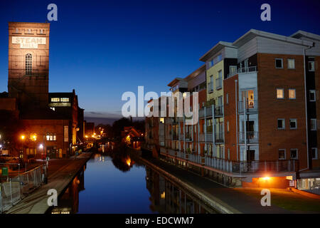 Appartamenti moderni e costruito in mattoni, mulino a vapore retail e uffici in un mulino vittoriana lungo il Shropshire Union Canal in Chester Foto Stock