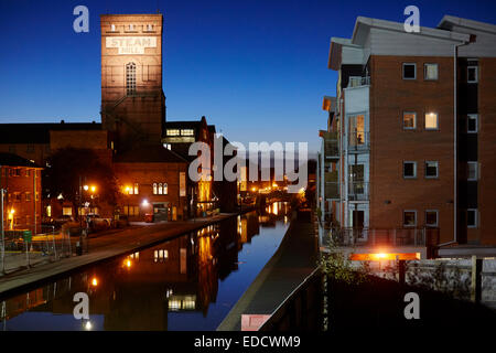 Appartamenti moderni e costruito in mattoni, mulino a vapore retail e uffici in un mulino vittoriana lungo il Shropshire Union Canal in Chester Foto Stock