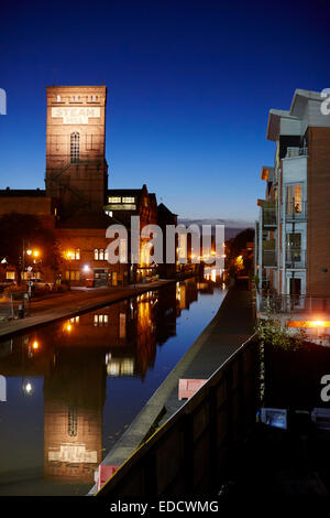 Appartamenti moderni e costruito in mattoni, mulino a vapore retail e uffici in un mulino vittoriana lungo il Shropshire Union Canal in Chester Foto Stock