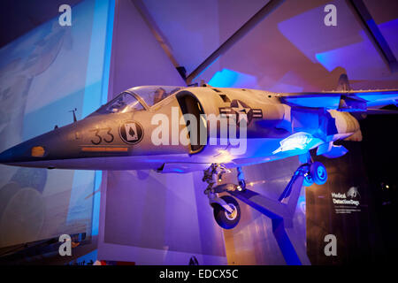 L'Imperial War Museum North a Trafford Manchester Regno Unito a Salford Quays L'Harrier Jump Jet nei principali spazi espositivi Foto Stock