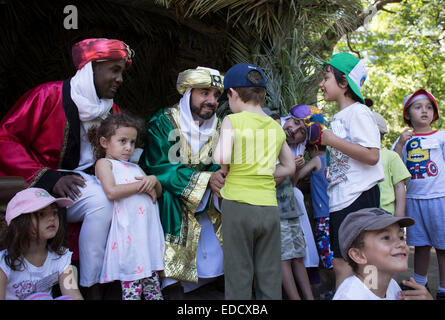 Buenos Aires, Argentina. Gen 5, 2015. Bambini posano con tre persone che per rappresentare i tre saggi nella vigilia della festa dei tre Saggi nel giardino zoologico della città di Buenos Aires, capitale dell'Argentina, il 5 gennaio 2015. © Martin Zabala/Xinhua/Alamy Live News Foto Stock