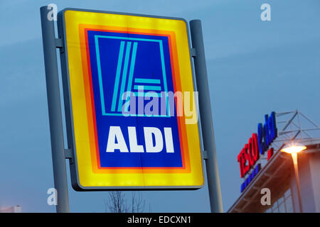 Aldi Long Eaton Nottingham Regno Unito firmano incorniciata da un Tesco segno Extra Foto Stock