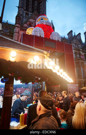 Manchester Natale sui mercati tedesco e luci 2014 raffigurata la folla in piazza Albert Foto Stock