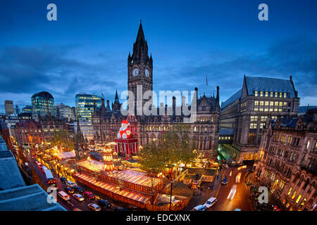 Vista al di sopra del Manchester tedesco Mercatini di Natale Albert Square e Manchester Town Hall Foto Stock