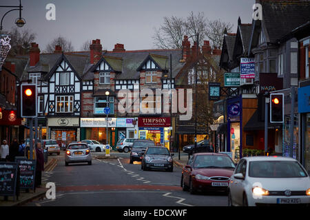 In stile Tudor negozi sul Bramhall Lane in Stockport Cheshire Regno Unito il traffico rende modo attraverso Bramhall Village Foto Stock