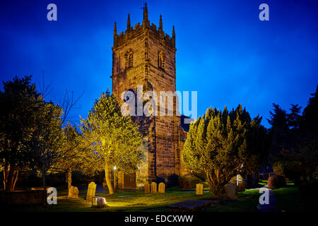 Alba a Prestbury villaggio in Macclesfield Cheshire Regno Unito la chiesa di San Pietro è la chiesa parrocchiale di Prestbury, Foto Stock