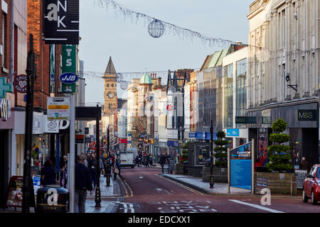 Preston Town Center in Lancashire, la strada principale dello shopping Fishergate Foto Stock