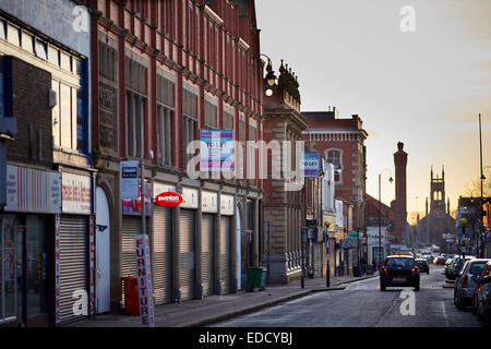 Ashton Under Lyne Tameside, Stamford Street West guardando verso la chiesa di San Pietro. Foto Stock