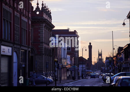 Ashton Under Lyne Tameside, Stamford Street West guardando verso la chiesa di San Pietro. Foto Stock