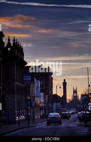 Ashton Under Lyne Tameside, Stamford Street West guardando verso la chiesa di San Pietro. Foto Stock