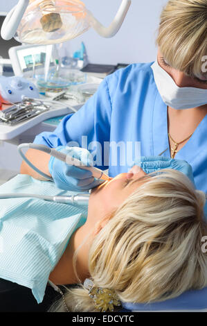 Dentista con paziente, competenza, di foratura e di indurimento Foto Stock