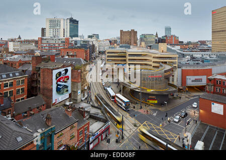 Manchester High Street in Shudehill area del centro della città, una del tram Metrolink si ferma al semaforo Foto Stock