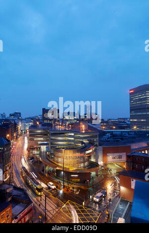 Manchester High Street in Shudehill area del centro della città, una del tram Metrolink si arresta in corrispondenza di luci, Arndale car park e il né Foto Stock