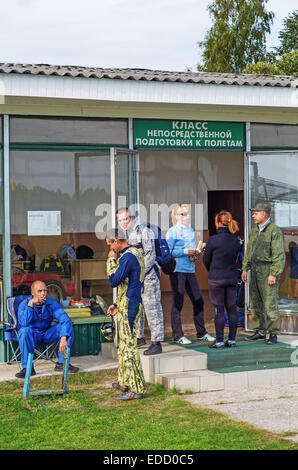 Paracadutisti - 2014. Paracadutisti vicino a una classe di educativo in aeroporto. Foto Stock