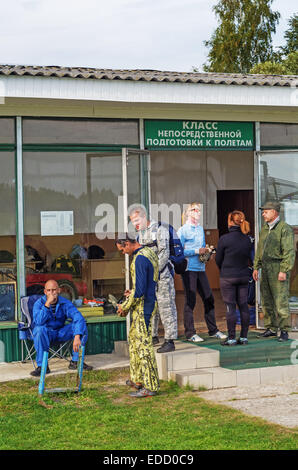 Paracadutisti - 2014. Paracadutisti vicino a una classe di educativo in aeroporto. Foto Stock