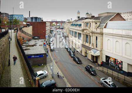 Stockport centro città Chestergate con lui il viadotto di mattoni a distanza Foto Stock