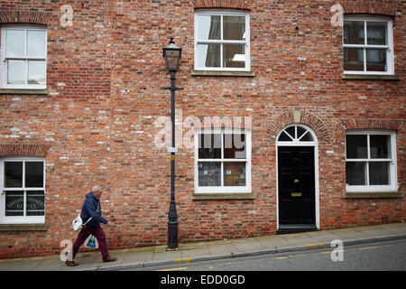 Stockport centro Hillgate inferiore, F Robinsons birreria a conduzione familiare e birreria regionale fondata nel 1859, un uomo a piedi il passato Foto Stock