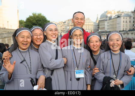 Un gruppo di suore felice in vacanza su una nave da crociera sulla Senna, Parigi, l'Europa. Foto Stock