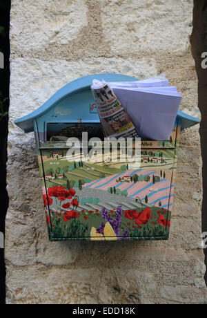 Un bel dipinto di casella di posta elettronica, in St Paul de Vence, il grazioso villaggio sulla collina in Provenza, se la Francia, Europa Foto Stock