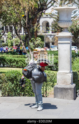 Lo stile di vita peruviano: donna locale vendita di cappelli e negozio di souvenir per i turisti in Plaza de Armas, downtown Arequipa, Perù in una giornata di sole Foto Stock