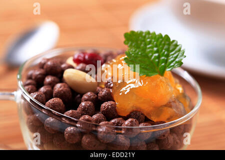 Al cioccolato bignè con marmellata di arance Foto Stock