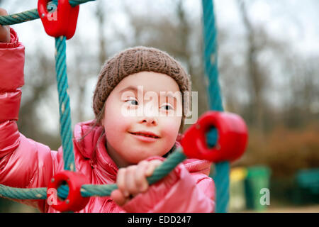 Ritratto di bella ragazza sul parco giochi Foto Stock