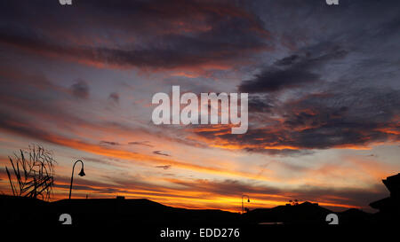 Tramonto colorato nei sobborghi. Foto Stock