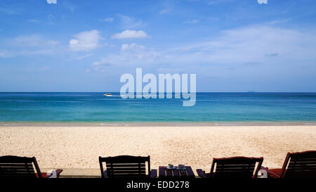 Spiaggia bellissima scena con barca veloce e vuoto resort sedie, Koh Lanta, Thailandia. Foto Stock