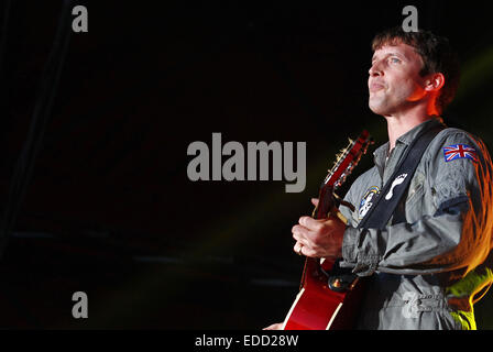 James Blunt esecuzione dal vivo sul palco e la folla che naviga a Epsom Racecourse dotate: James Blunt dove: Epsom, Regno Unito quando: 03 Lug 2014 Foto Stock