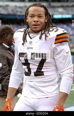 Baltimore, Maryland, Stati Uniti d'America. 28 dic 2014. Cleveland Browns linebacker Jabaal Sheard (97) prima che la partita contro i Baltimore Ravens su dicembre 28, 2014 a M&T Bank Stadium. © Debby Wong/ZUMA filo/Alamy Live News Foto Stock