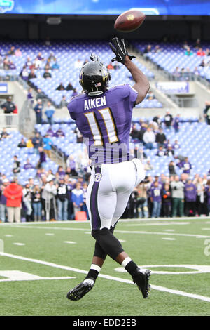 Baltimore, Maryland, Stati Uniti d'America. 28 dic 2014. Baltimore Ravens wide receiver Kamar Aiken (11) si riscalda prima della partita contro i Cleveland Browns su dicembre 28, 2014 a M&T Bank Stadium. © Debby Wong/ZUMA filo/Alamy Live News Foto Stock