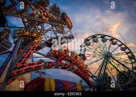 Giostre a County Fair al tramonto. Foto Stock