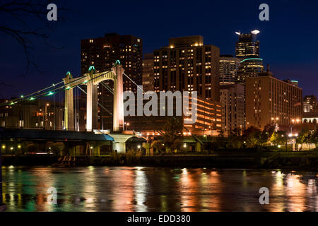 Lo skyline di Minneapolis e Mississippi Fiume al tramonto. Foto Stock